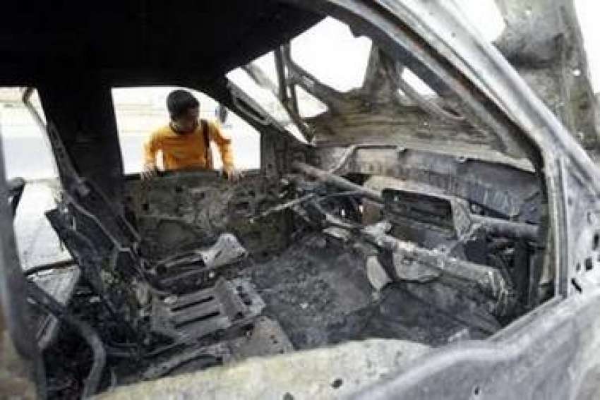 بغداد،بم دھماکےمیں تباہ ہونےوالی گاڑی کو عراقی بچہ حیرت ..