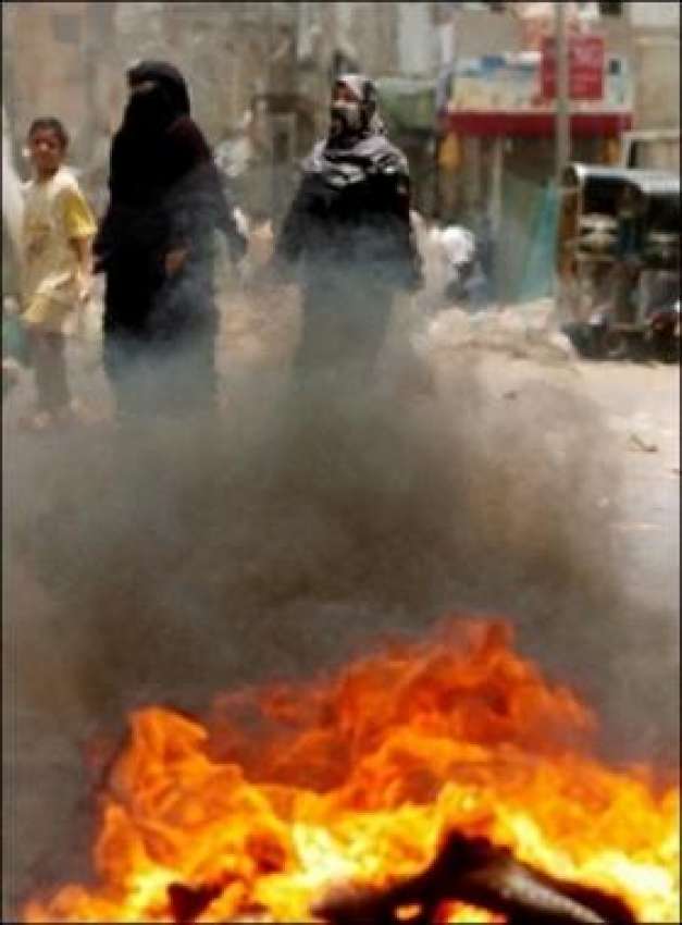 کراچی میں‌مسلسل دوسرے روز بھی ہنگامے جاری ہیں،2خواتین جلے ..