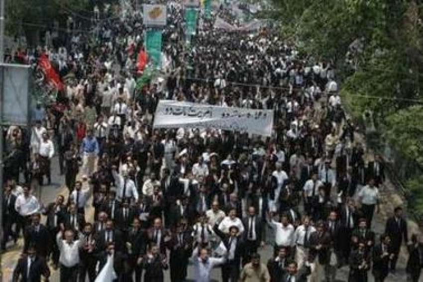 لاہور،وکلا سانحہ کراچی کیخلاف احتجاجی مظاہرہ کر رہے ہیں۔