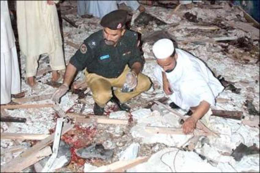 پشاور،پولیس اہلکار ہوٹل میں‌ہونیوالے خود کش حملے کی جگہ ..
