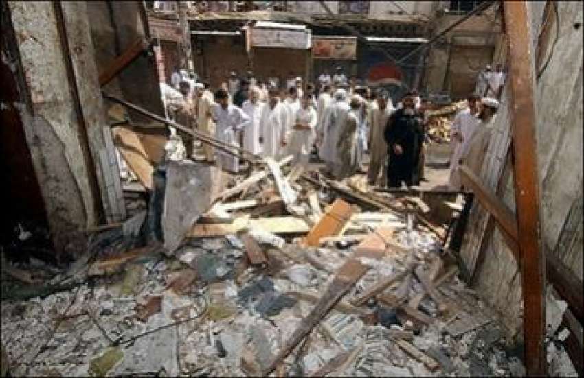 پشاور، مقامی لوگ کل بم دھماکے میں تباہ ہونے والے ہوٹل کی ..