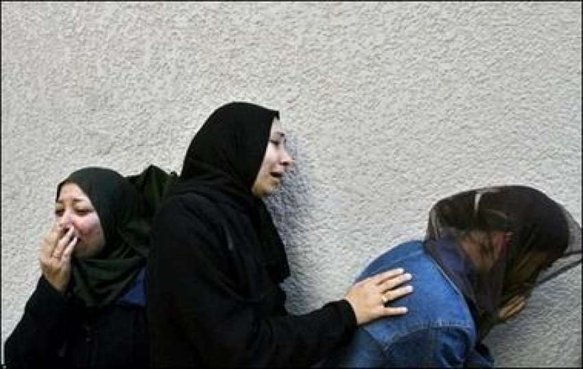 غزہ،اسرائیلی حملے کے بعد خواتین دیوار کے پیچھے پناہ لئے ..