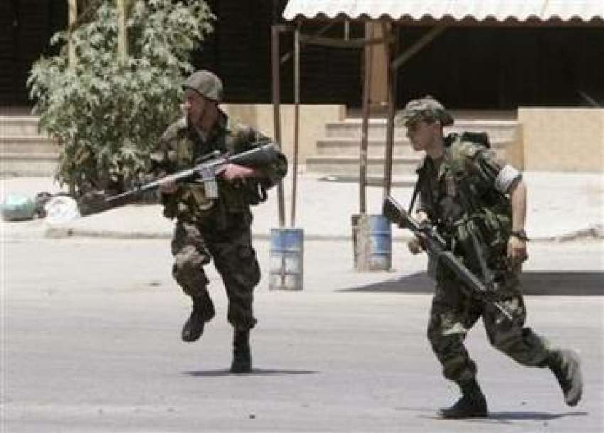 لبنانی فوجی فتح اسلامی کے کارکنوں کی فائرنگ سے بچنے کے لئے ..