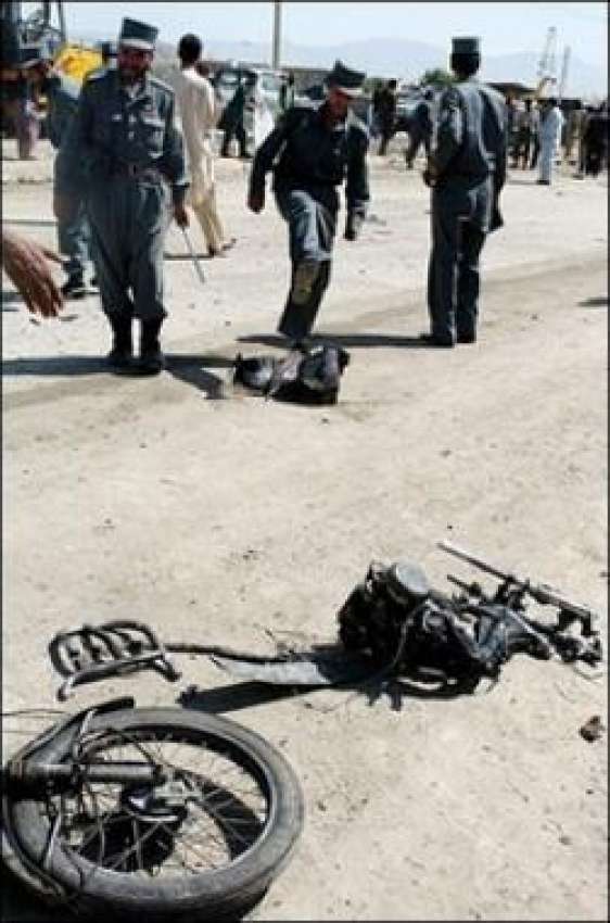 کابل،افغانی پولیس اہلکارخودکش بم دھماکے کی جگہ کا معائنہ ..