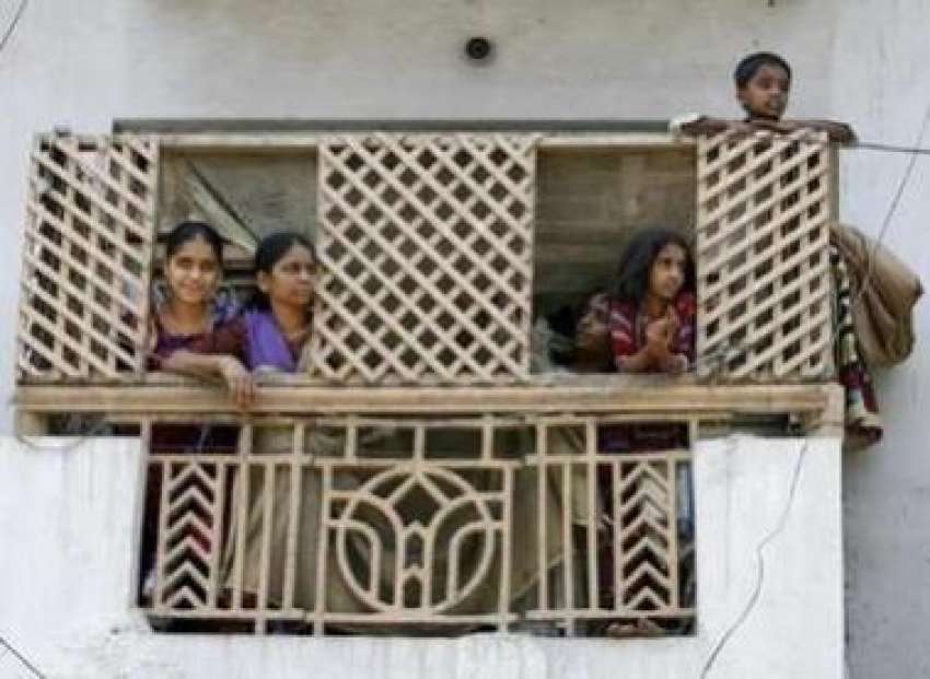 کراچی،ایک فیملی اپنے گھر کی کھڑکی میں‌کھڑی صدرمشرف کیخلاف ..