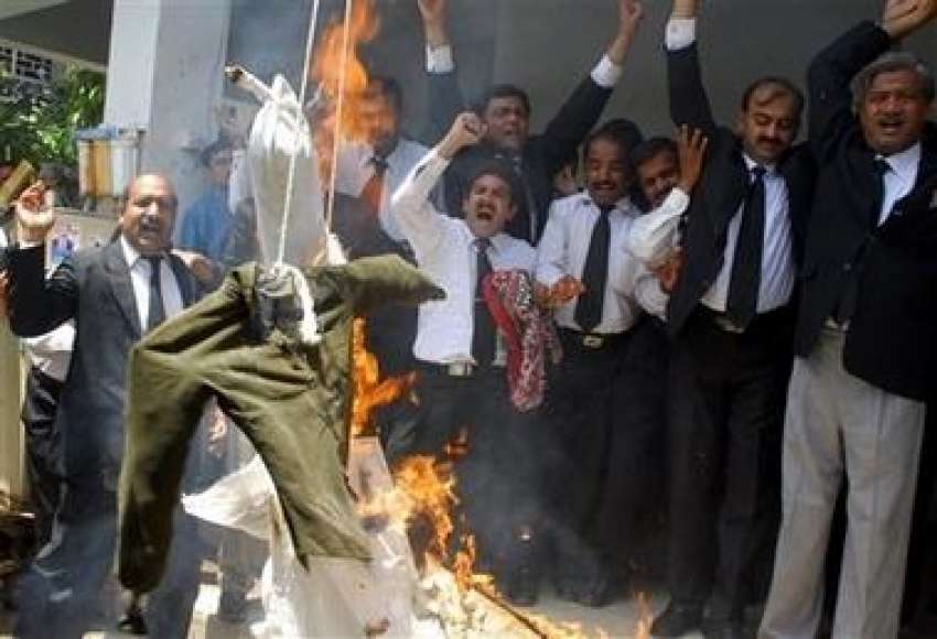 ملتان،وکلاء حکومت مخالف مظاہرے میں صدر مشرف کا پتلا جلا ..