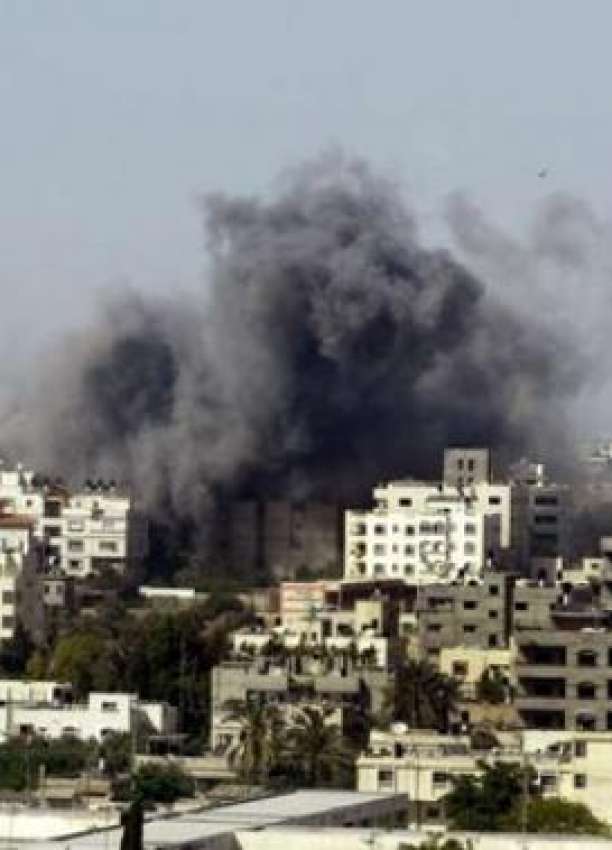 غزہ،اسرائیل کے فضائی حملے کےبعد حماس کی سیکورٹی بلڈنگ سے ..