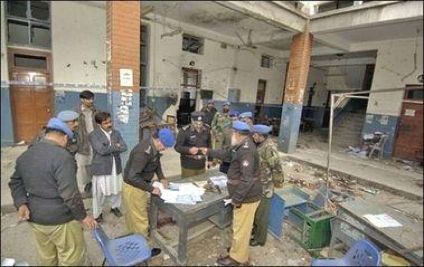 پشاور، پولیس اہلکار بم دھماکے سے ہونے والے نقصان کا جائزہ ..