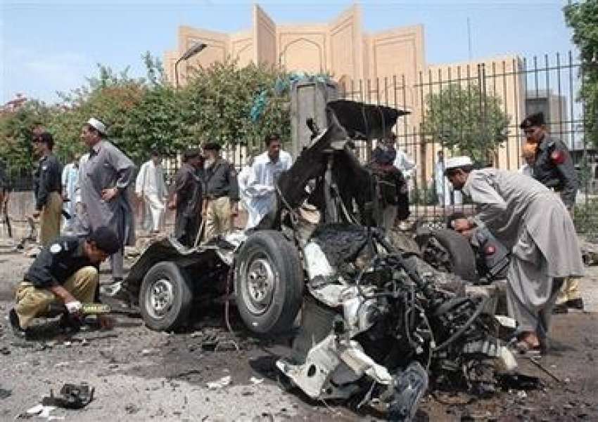 پشاور،ہائیکورٹ کے باہر ہونیوالے بم دھماکے میں تباہ ہونیوالی ..