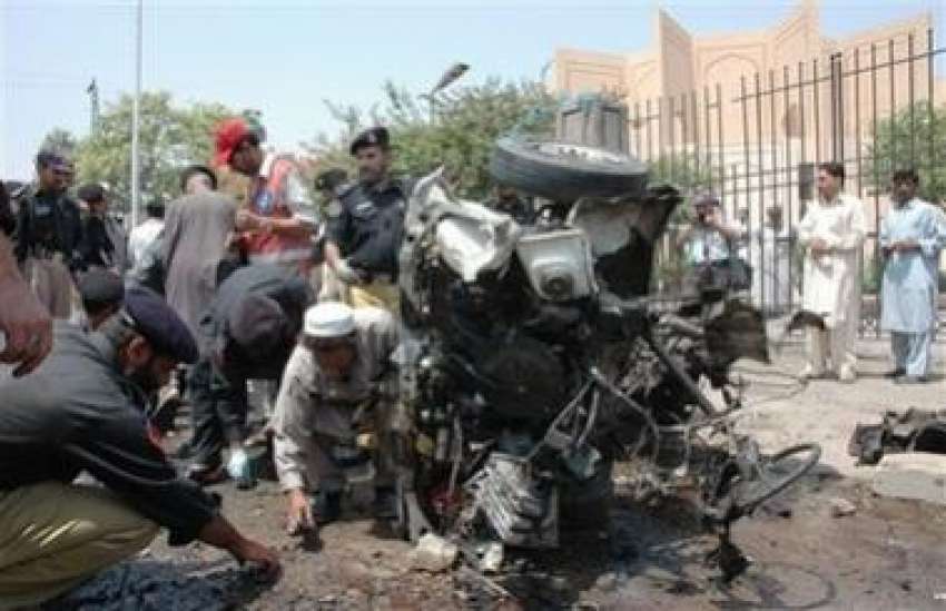 پشاور،پولیس اہلکار ہائیکورٹ کے باہر بم دھماکے میں تباہ ..