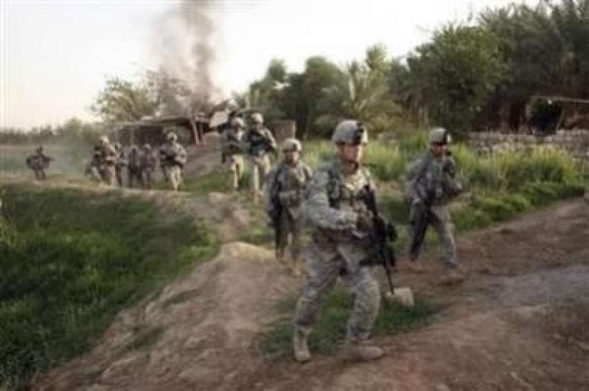 بغداد،امریکی فوجی محمودیہ کے شمال مغربی گاؤ ں میں گشت کررہے ..
