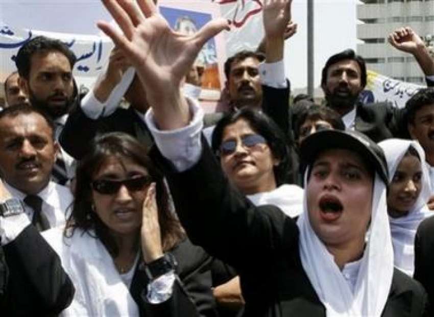 لاہور،وکلاء حکومت کے خلاف نکالی گئی احتجاجی ریلی میں نعرے ..