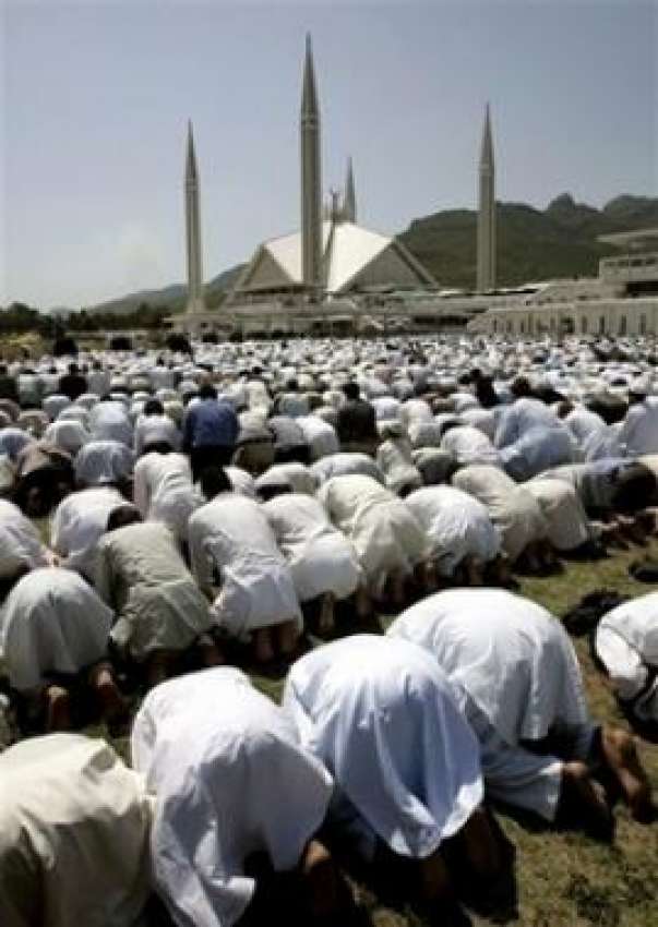 اسلام آباد،لاکھوں افراد فیصل مسجد کے باہرگرائونڈ میں امام ..