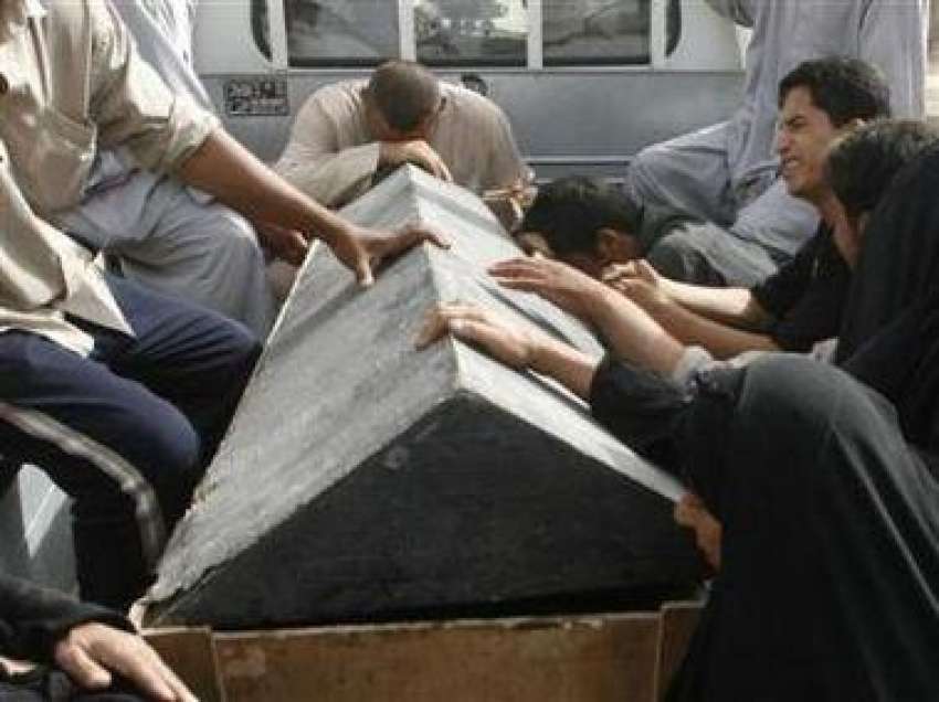 بغداد، خود کش حملے میں ہلاک ہونے والے ایک نوجوان کے تابوت ..