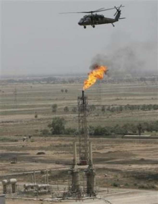 بغداد،امریکی ہیلی کاپٹرآئل ریفائنری کےاوپرسے گزرہا ہے۔