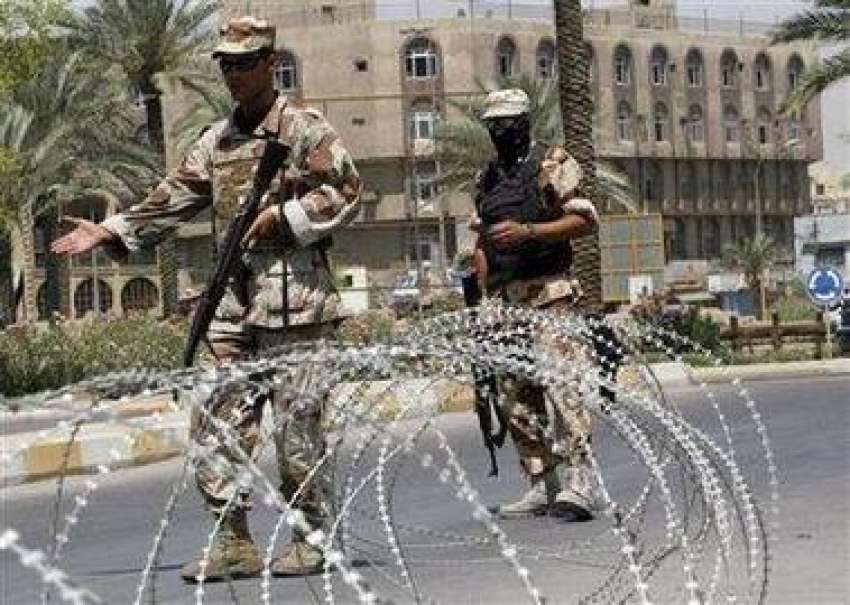 بغداد،عراقی فوجی باڑ کے قریب کھڑے ہیں۔