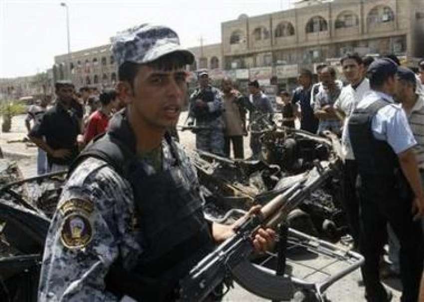 بغداد، عراقی سکیورٹی اہلکارخود کش کار بم دھماکے والی جگہ ..