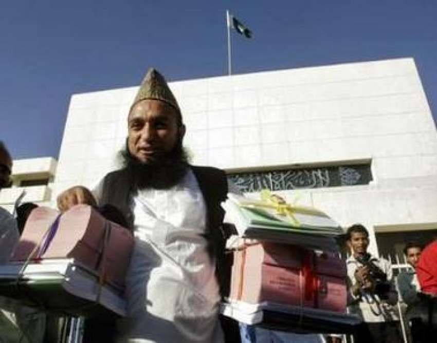 اسلام آباد،ایک شخص قومی اسمبلی کے بجٹ اجلاس سے قبل بجٹ‌کی ..