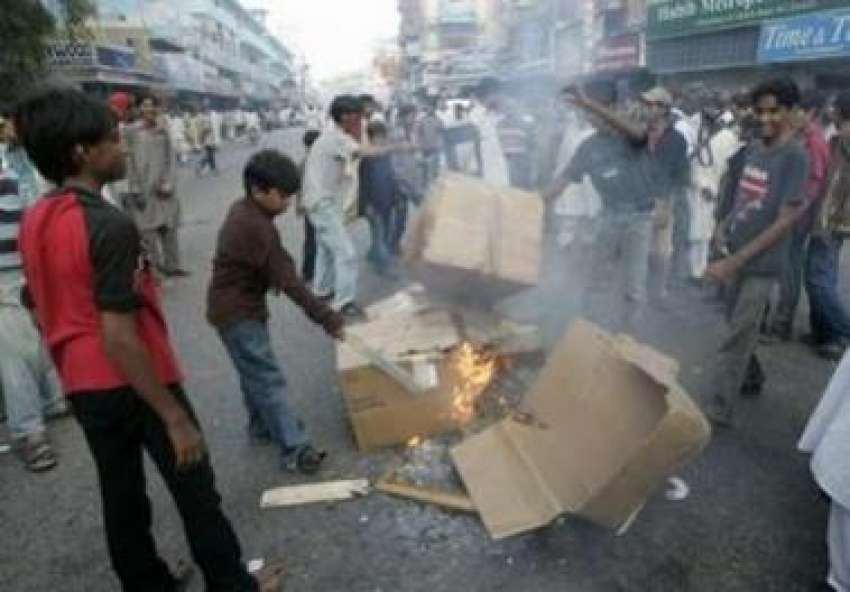 کراچی،دکاندار حضرات طویل لوڈشیڈنگ کی وجھ سے سڑک پر آگ جلا ..