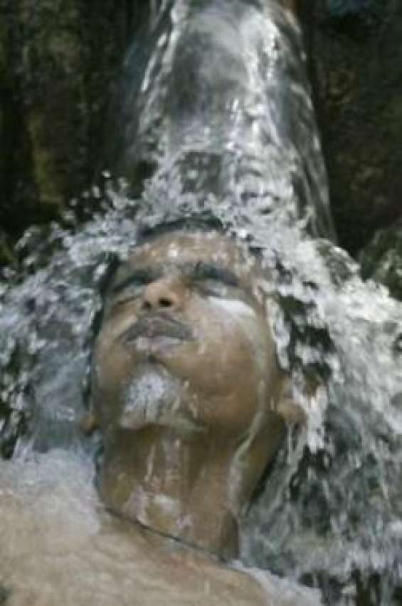 اسلام آباد،شدید گرمی سے متاثرہ ایک لڑکی ٹھنڈے پانی سے نہا ..