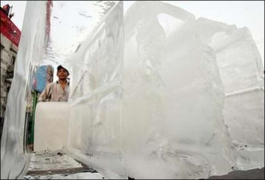لاہور،ملک بھر میں جاری گرمی کی شدیدلہر سے برف کا کاروبار ..