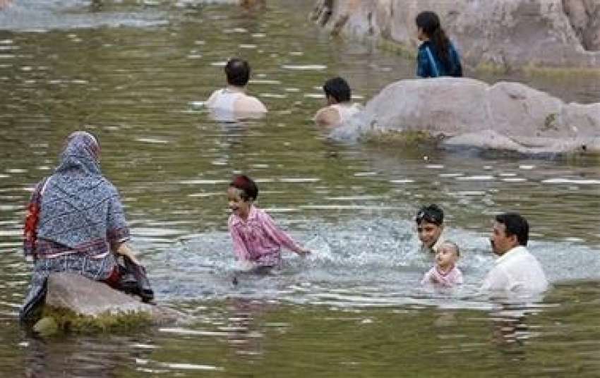 اسلام آباد،ایک پارک میں‌بنی جھیل میں فمیلیز بچوں کے ہمراہ ..