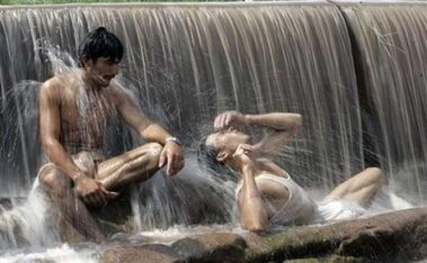 اسلام آباد،گرمی سے ستائے شہری آبشار کے ٹھنڈے پانی سے گرمی ..