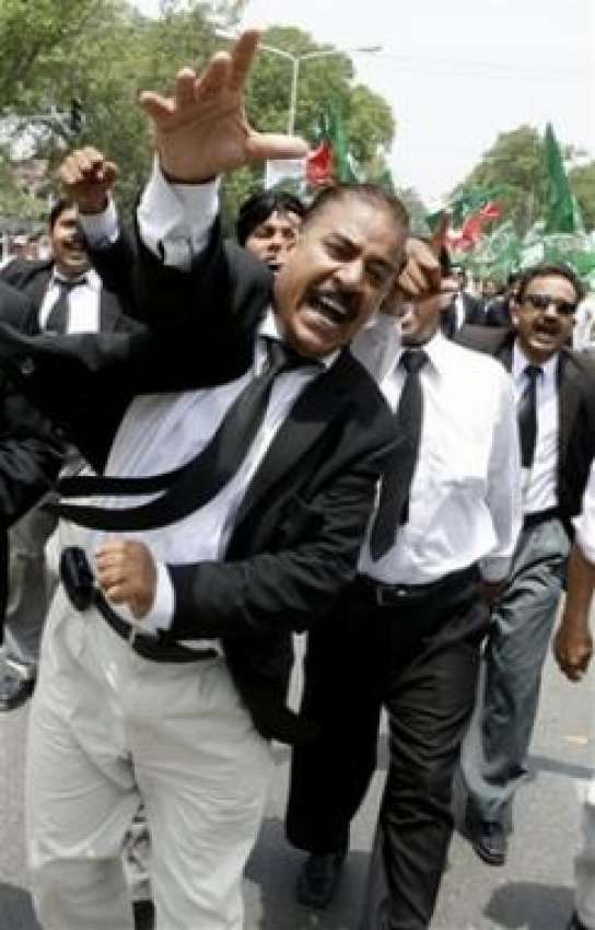 لاہور،حکومت مخالف ریلی میں‌وکلا نعرے لگارہے ہیں۔