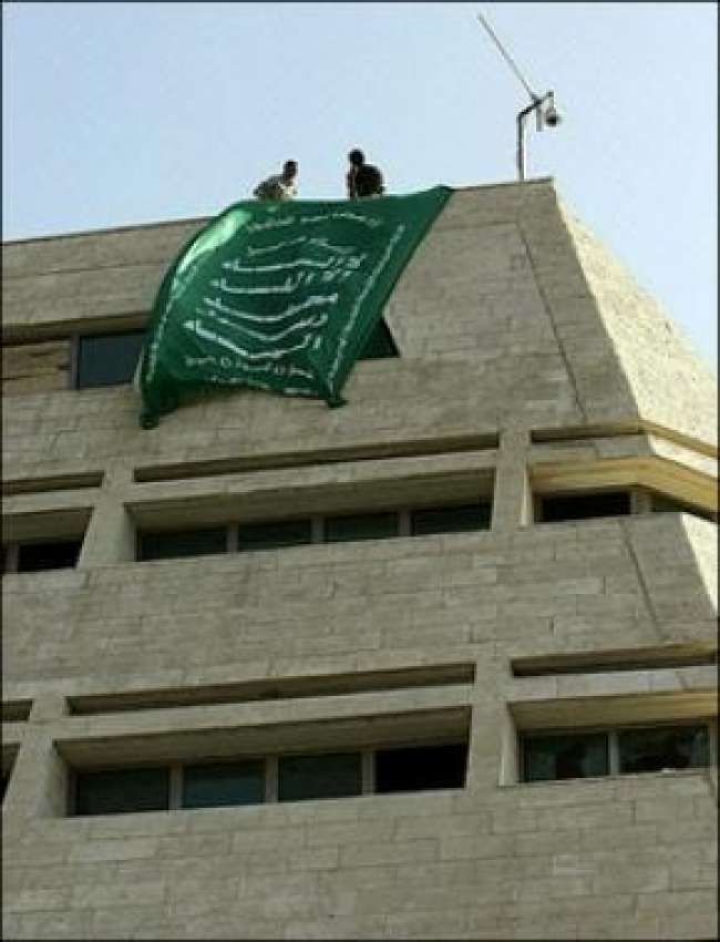 غزہ،حماس کے مسلح افراد سیکورٹی کمپائونڈ پر قبضے کے بعد اپنا ..