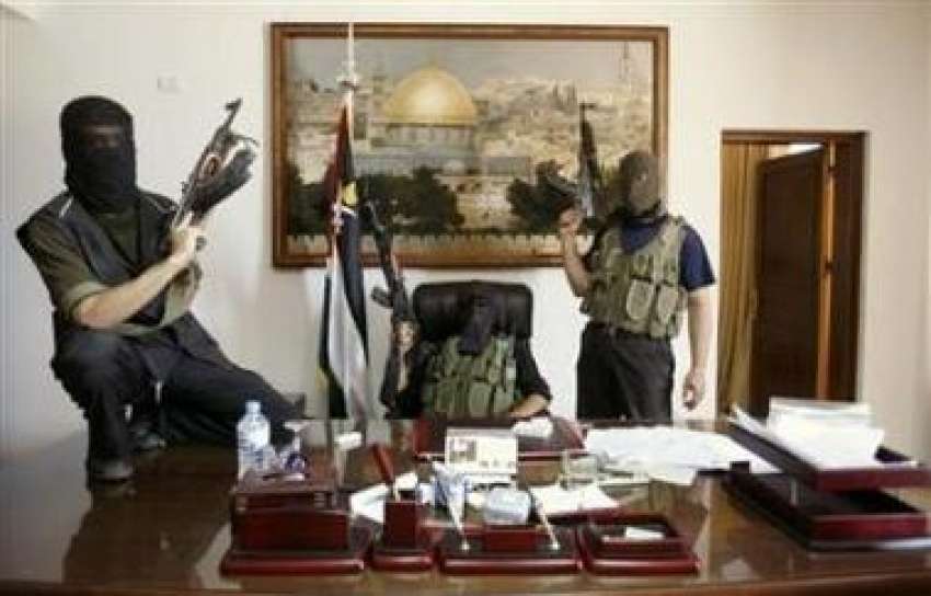 غزہ،حماس کے مسلح جنگجو صدرمحمودعباس کے آفس پر قبضہ کئے ہوئے ..