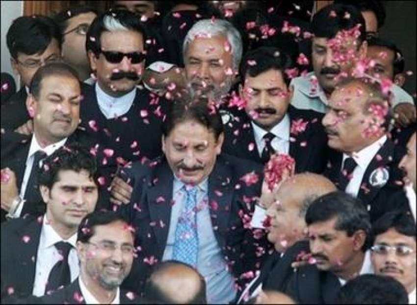 اسلام آباد،چیف جسٹس افتخارچوہدری پر گھر سے نکلتے ہوئے پھولوں‌کی ..