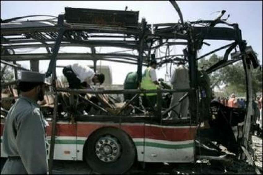 کابل،خودکش حملے میں تباہ ہونے والی بس کا ڈھانچہ۔