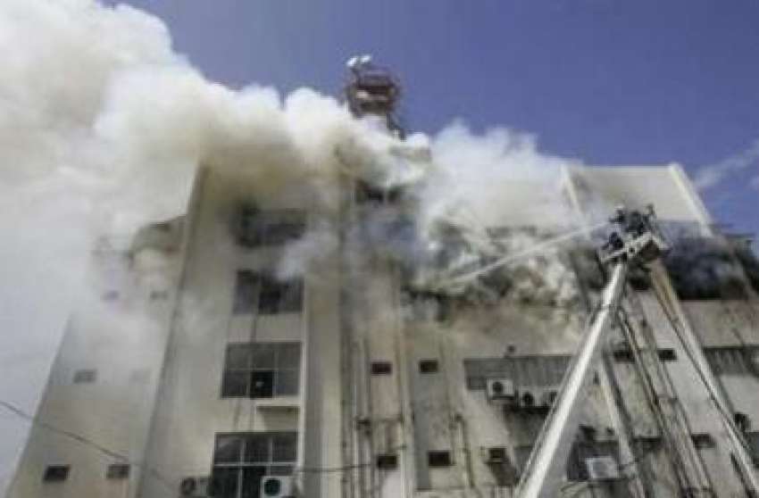 کراچی،فائربریگیڈ  کے اہلکار بلڈنگ میں لگی آگ بجھانے کی کوشش ..
