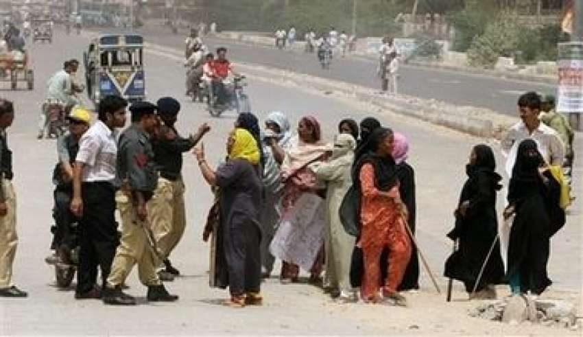 کراچی،خواتین نے غیراعلانیہ اور طویل لوڈشیڈنگ کیخلاف سڑک ..