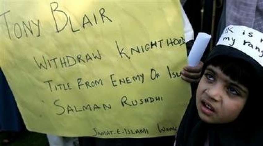 اسلام آباد،سلمان رشدی کو سر کا خطاب دیئے جانے کیخلاف خواتین ..
