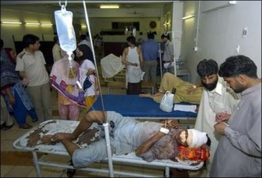 کراچی،بارش کے بعد زخمی ہونیوالوں‌کو طبی امداد دی جا رہی ..