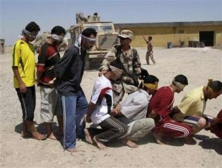 بعقوبہ،عراقی پولیس اہلکار فوجی آپریشن کے دوران گرفتارکئے ..