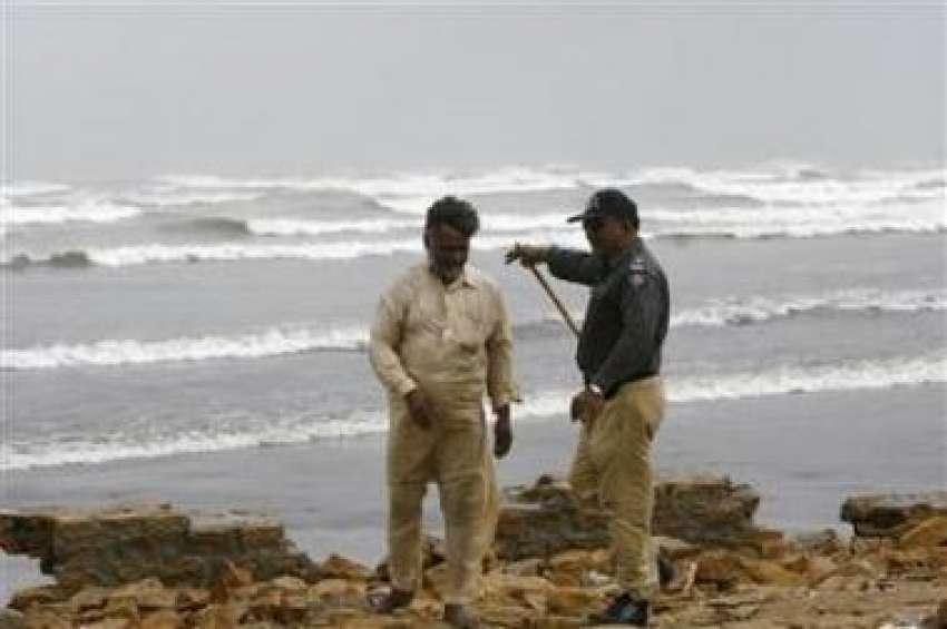 کراچی،پولیس اہلکار صوبہ میں طوفان کی پیشنگوئی کے بعد ساحل ..