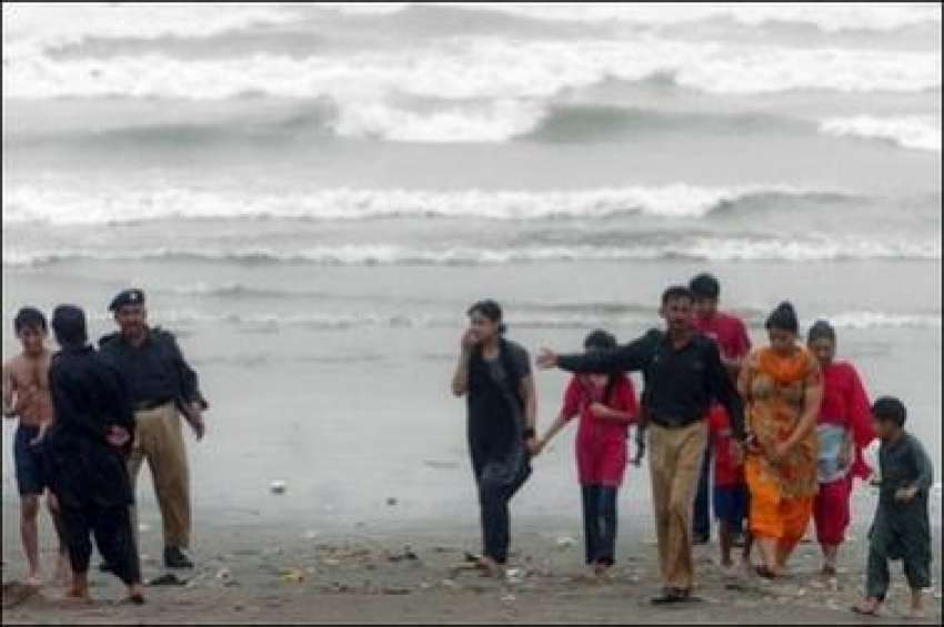 کراچی،پولیس اہلکار یمین طوفان کے خطرے کے پیش نظر ساحل سمندر ..