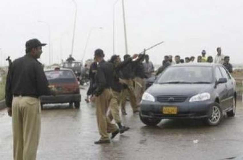 کراچی،پولیس اہلکارکلفٹن کےساحل پرگاڑیوں کو داخل ہونےسےروک ..