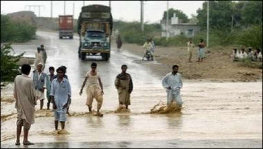 کراچی،شہری طوفان سے متاثرہ علاقہ گڈانی میں سیلابی پانی ..
