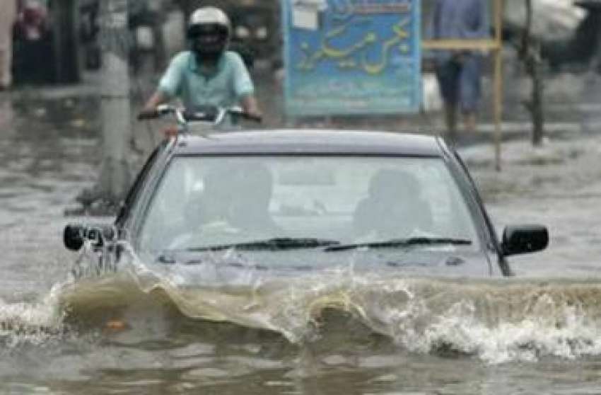 لاہور،2دن سے جاری شدید بارش میں ایک گاڑ