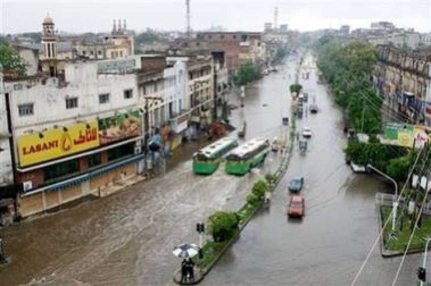 لاہور،2دن سے جاری شدید بارش کی وجہ سے لاہور کی تمام سڑکیں‌پانی ..