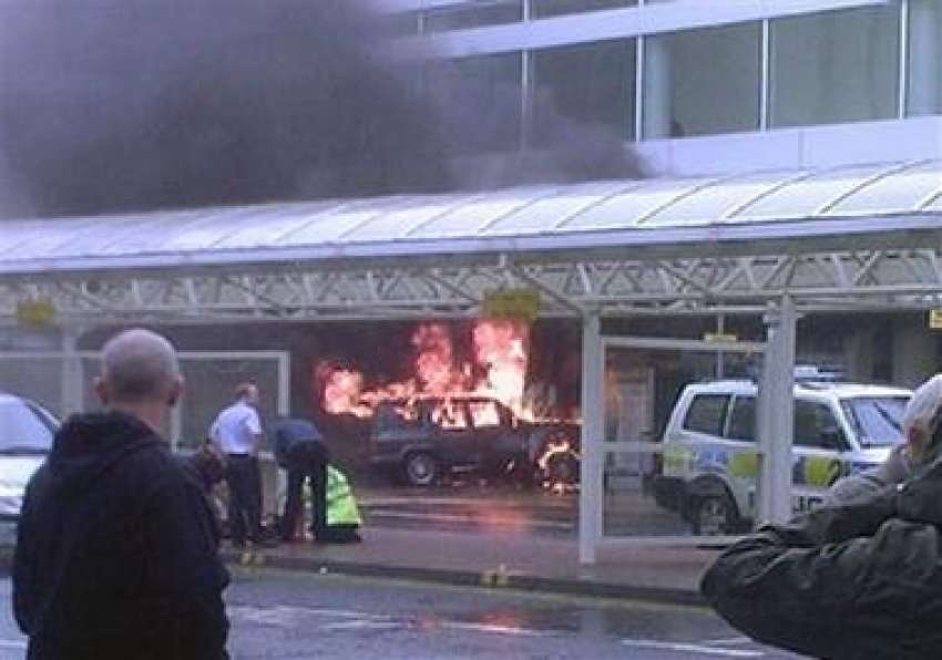 گلاسگو،ایک آگ لگی ہوئی جیپ گلاسگو ائیرپورٹ کے مین ٹرمینل ..