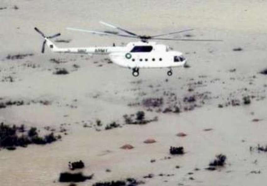 پاکستان نیوی کا ایک ہیلی کاپٹر بلوچستان میں سرچ آپریشن میں‌مصروف ..