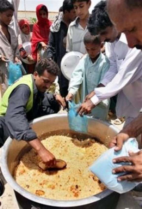 تربت،فلاحی تنظیم ایدھی کا ایک کارکن سیلاب سے متاثرہ افراد ..