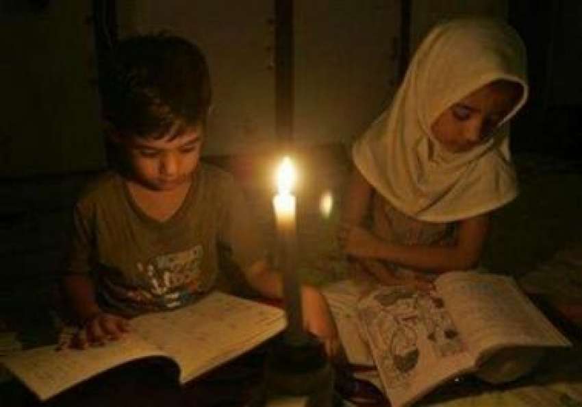 لاہور،سکول کے بچے لوڈشیڈنگ میں موم بتی کی روشنی میں‌پڑھ ..