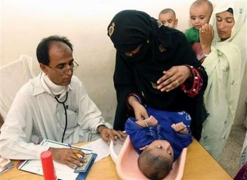 تربت،ایک میڈیکل کیمپ میں ڈاکٹر سیلاب سے متاثرہ ایک بچے کا ..