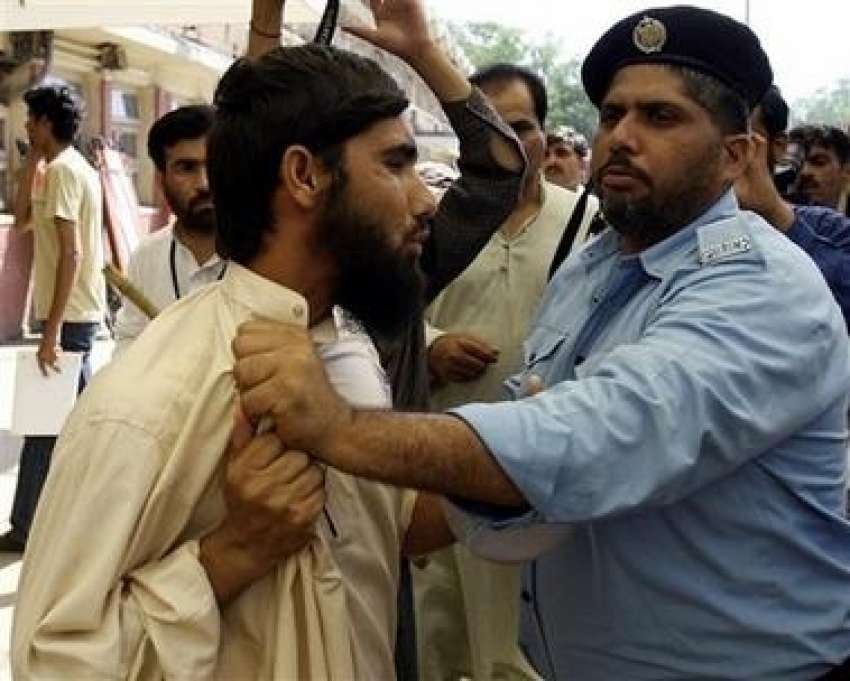 اسلام آباد،پولیس اہلکار جامعہ حفصہ کی زخمی طالبات کو ہسپتال ..