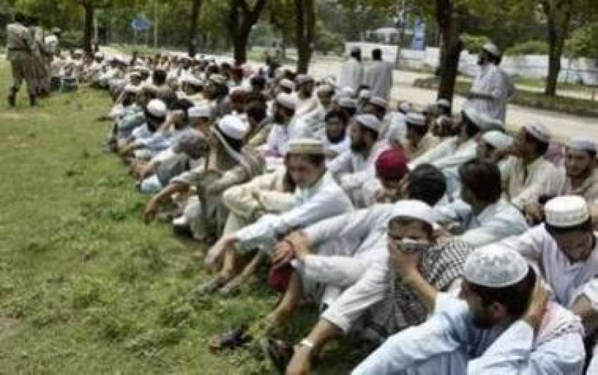 اسلام آباد، لال مسجد سے سرنڈر کرنے والے سینکڑوں نوجوان فوج ..